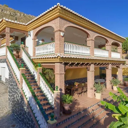 Andrea Almachares Nerja