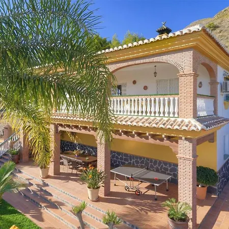 Andrea Almachares Casa de Férias